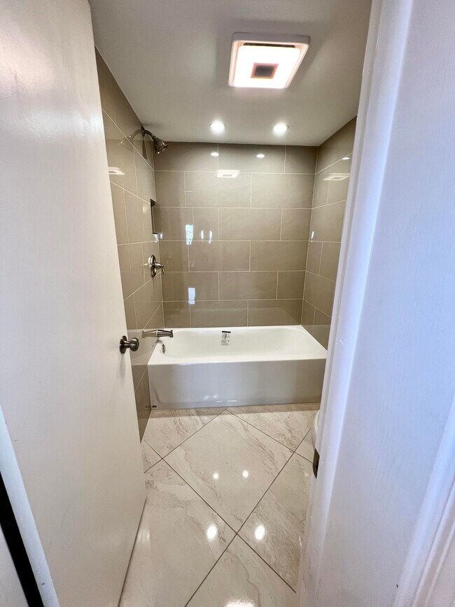 Building Photo - 801 Lake Shore Dr