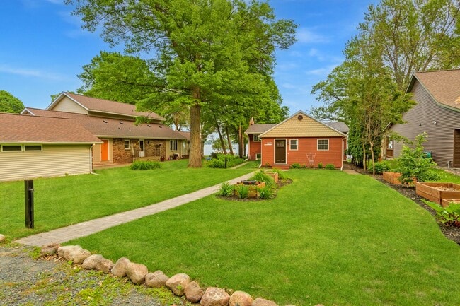Building Photo - Rare green lake lake home for long term re...