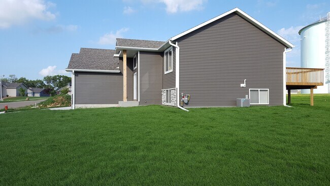 Building Photo - 3984 Stone Point Dr NE