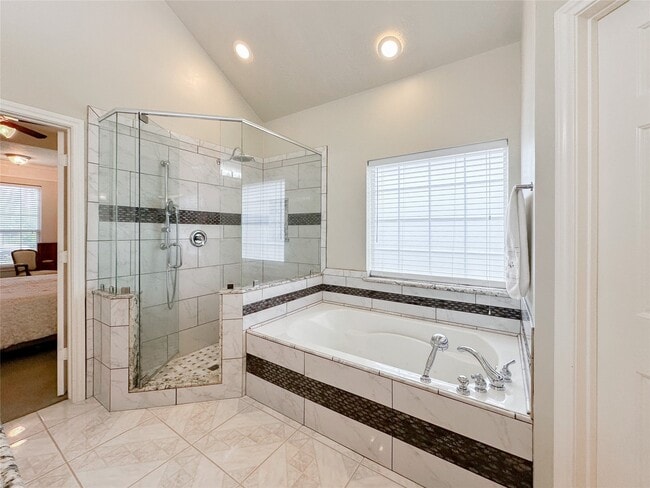 Building Photo - 9402 Brentwood Lakes Cir
