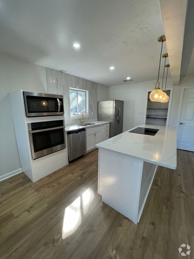 Building Photo - Completely renovated 2/1 on Golf Course!