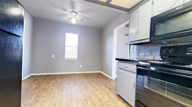 Building Photo - 300 E Kittyhawk Dr