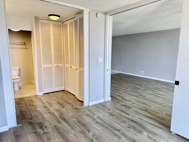 Building Photo - 2/2/1 Beautifully Upgraded unit located at...