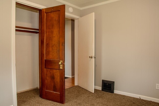 Building Photo - Two bedroom House in East Alton