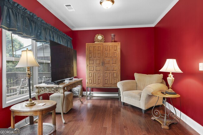 Building Photo - 423 Royal Cres Ln E