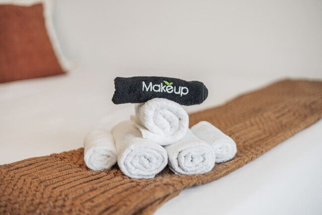 Building Photo - 601 W 9th St