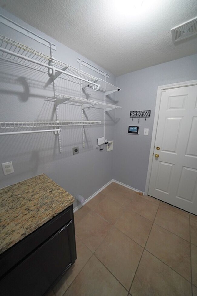 Building Photo - Lovely Cul-De-Sac Home in Schertz/Cibolo N...