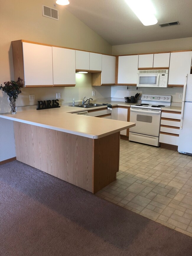 Building Photo - Nice 2br Condo in Coralville close to shop...