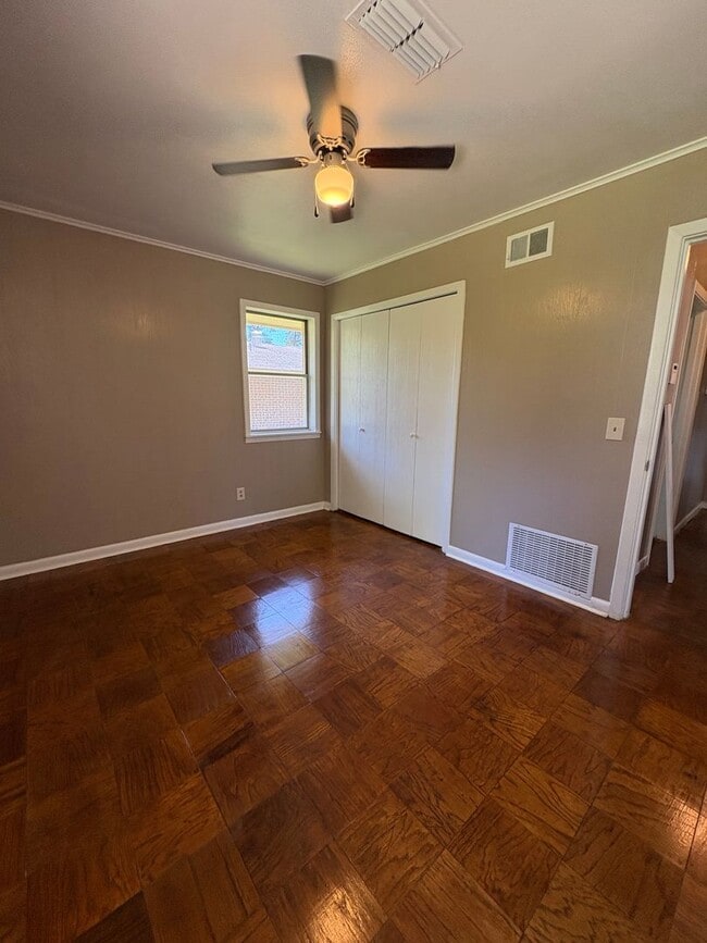 Building Photo - Gorgeous 4 bedroom/1 bath with Central Air and Heat!