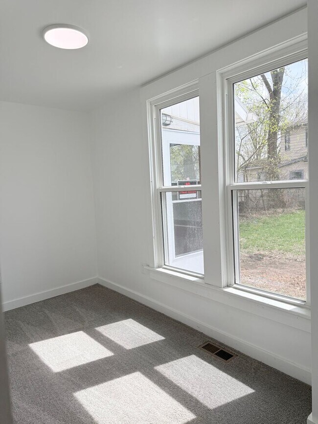 Building Photo - 1701 E Ganson St