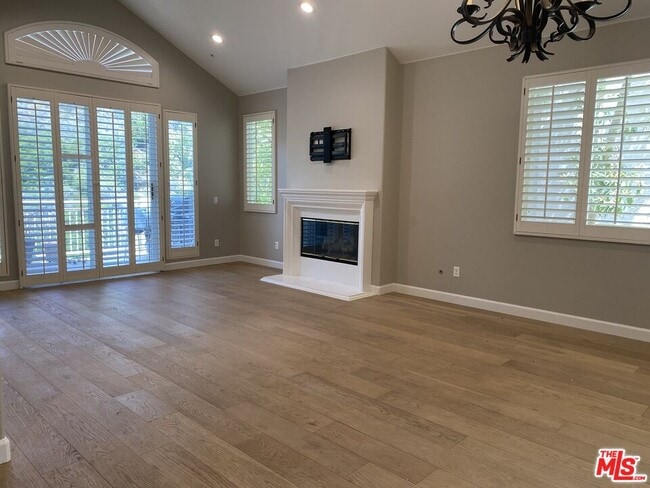 Building Photo - 732 Palisades Dr