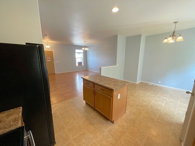 Building Photo - 2 Bedroom Townhome Available Near S Circle...