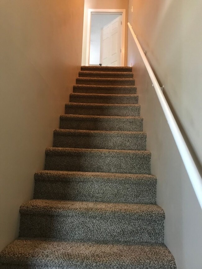 Building Photo - Nice 2 bedroom 2.5 bath town home in quiet neighborhood in town