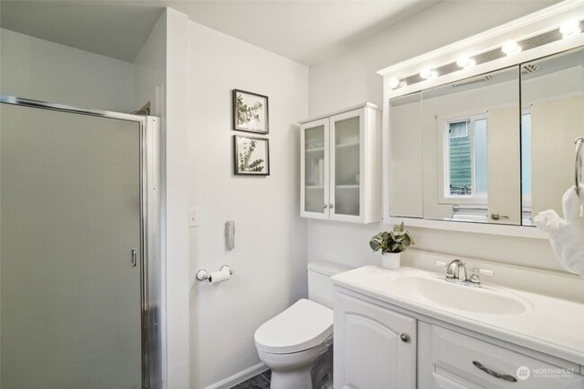Building Photo - Spacious 3 Bedroom Home In Mountlake Terra...