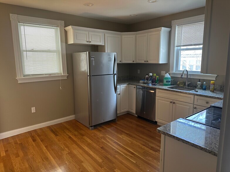 Building Photo - 225 Gibson St