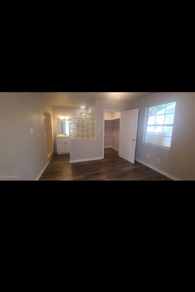 Building Photo - 349 Hiller Dr