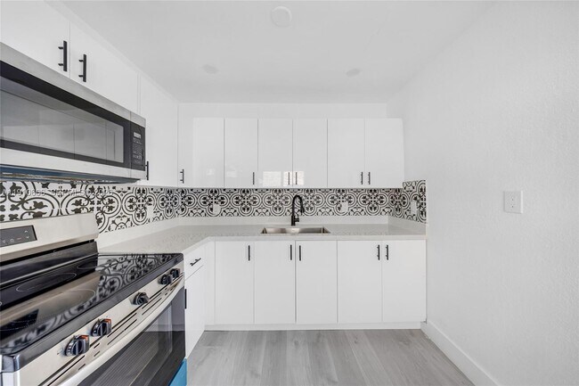 Building Photo - 920 NW 8th Ave