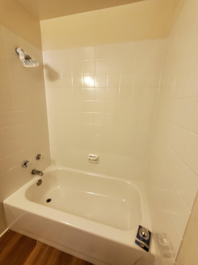 Building Photo - 209 E Pineview Dr