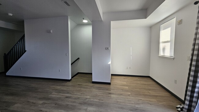 Building Photo - 14891 E Centrepoint Dr