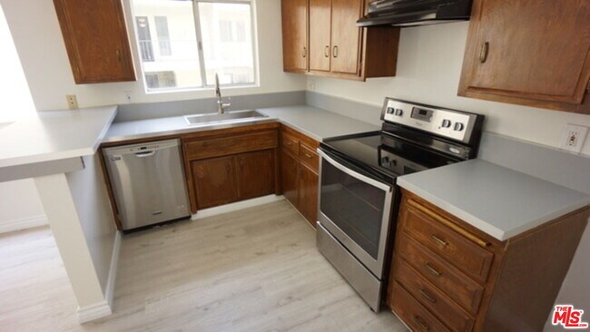 Building Photo - 1418 S Bentley Ave