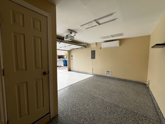 Building Photo - Stylish & Solar-Powered 5-Bed Gem with Vau...