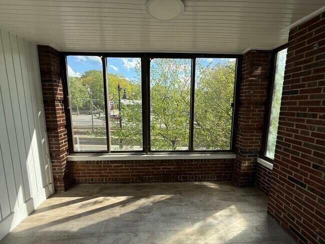 Building Photo - 2031 Commonwealth Ave