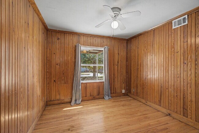 Building Photo - "Charming 1951 3-bedroom, 2-bath Classic with Modern Kitchen Updates & Spacious Backyard!"