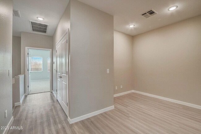 Building Photo - 16601 N Parkview Pl