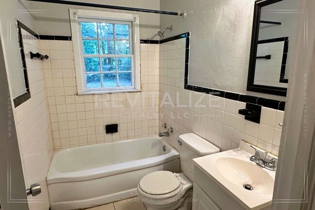 Building Photo - 2 Bed 1 Bath Home Close to Interstate Access!