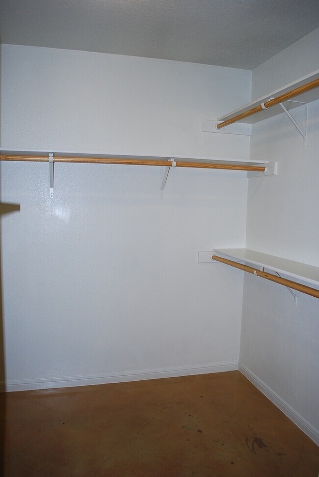 Building Photo - 915 Maplewood Dr