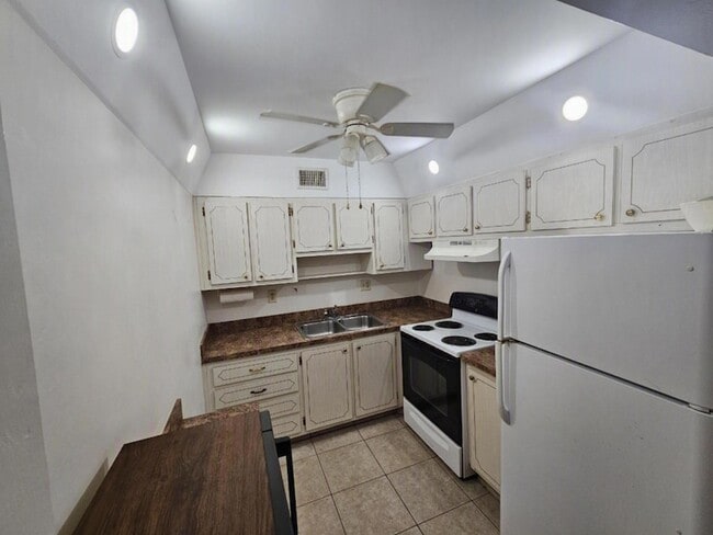 Building Photo - 2381 Sunset Ave