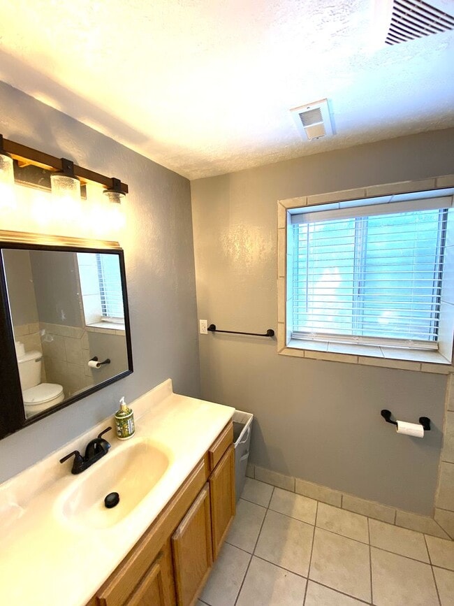 Building Photo - Beautiful Upgraded house in Santaquin