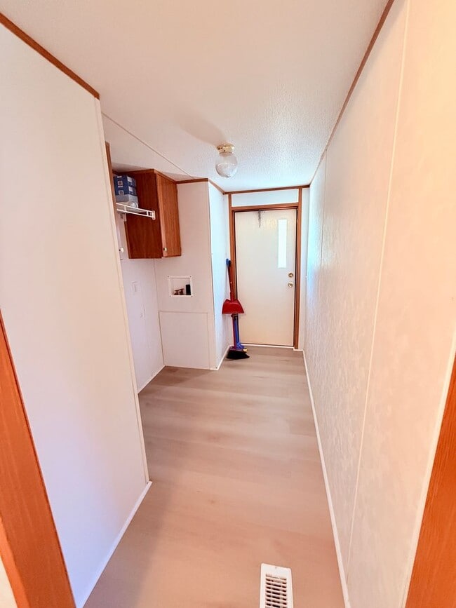 Building Photo - Single Wide Home 5 minutes to Wrightsville Beach and UNCW 2 bedroom with deck