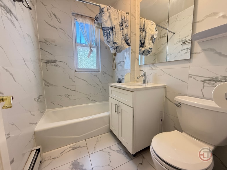 Building Photo - 2889 E 195th St