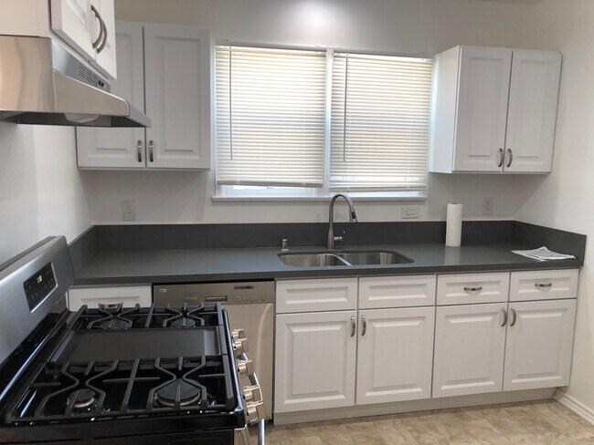 Building Photo - 1144 Rexford Dr