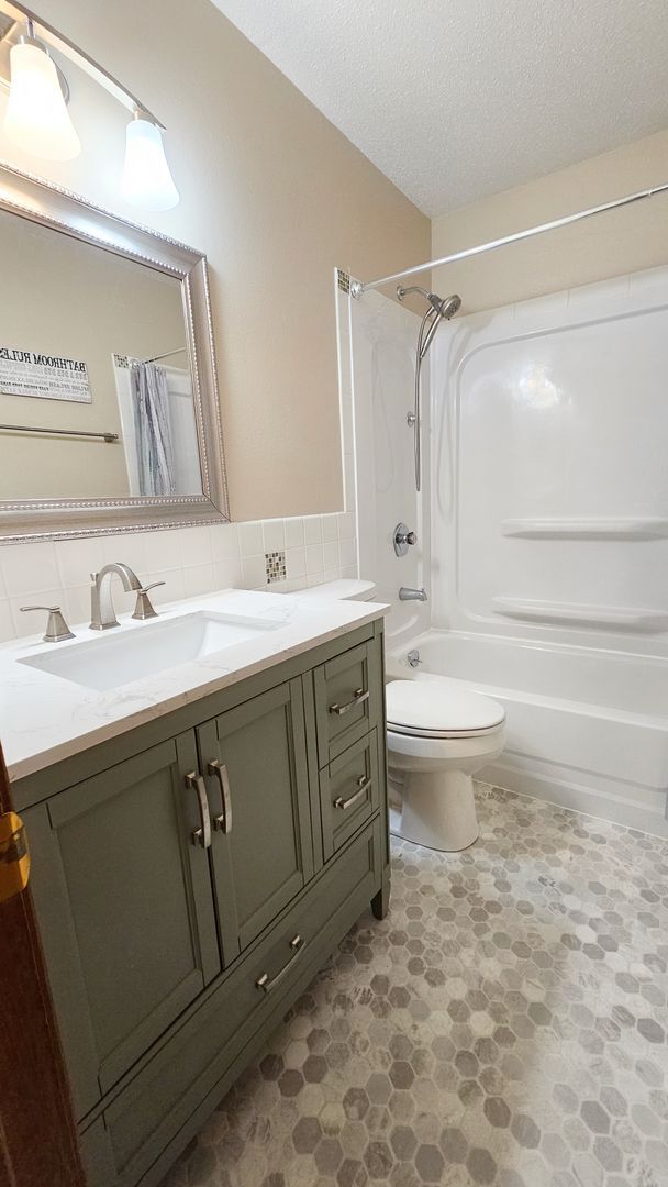 Building Photo - Charming & Updated 3-Bedroom Home with Sunroom, Fireplace & Garage