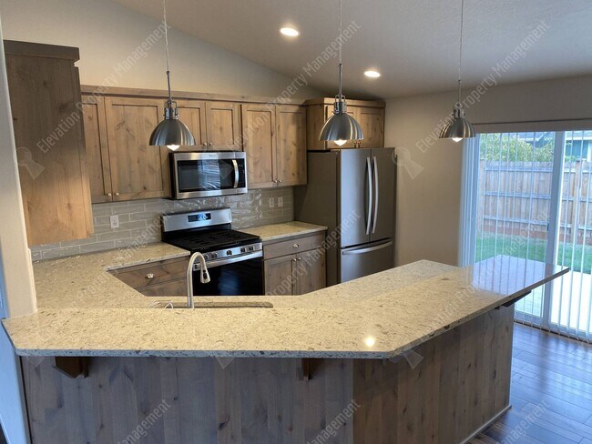 Building Photo - Newer single-level 3 BR home in NW Redmond with fenced backyard and RV parking