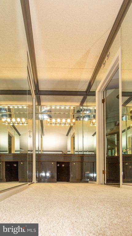 Building Photo - 20930 Valley Forge Cir