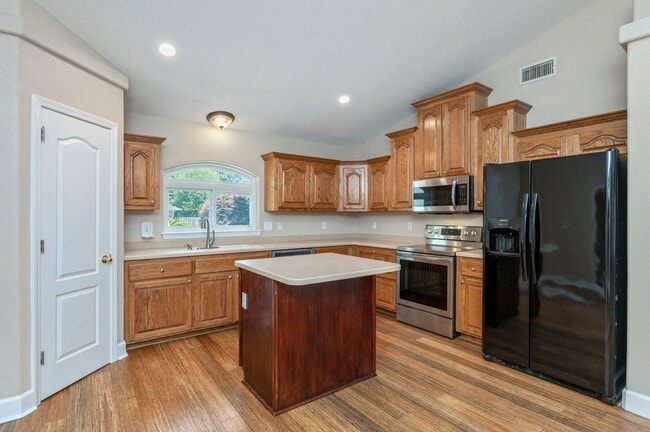 Building Photo - Spacious Home in Navarre!
