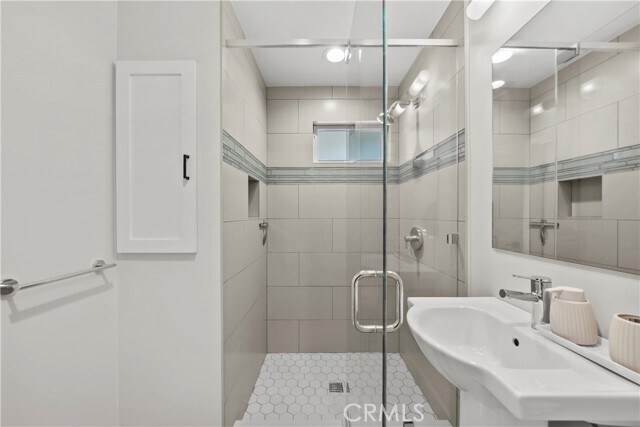 Building Photo - 5823 Lubao Ave