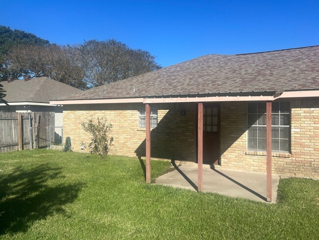 Building Photo - 3/2 brick house off of Verot School Rd.