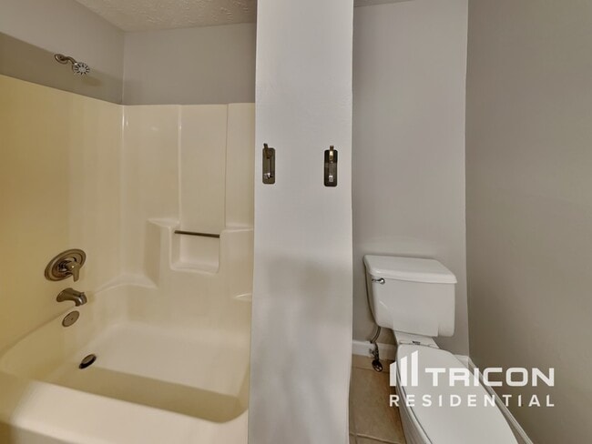Building Photo - 5070 Ravenwood Dr