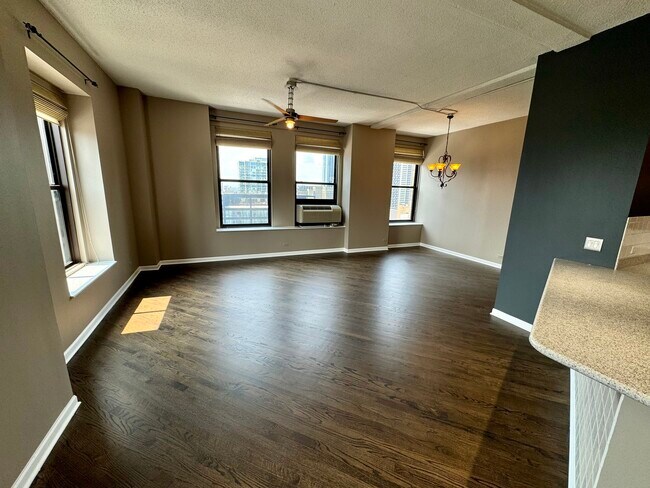 Building Photo - 600 S Dearborn St