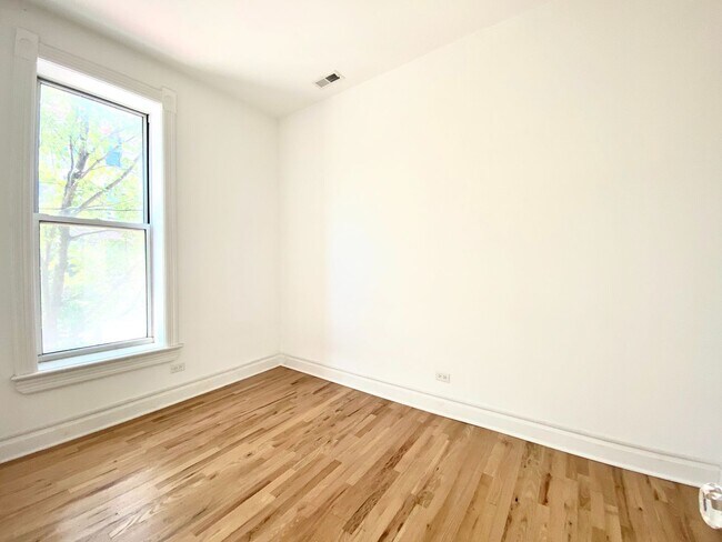 Building Photo - Pilsen 1248