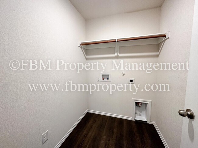 Building Photo - 264 Thoroughbred St