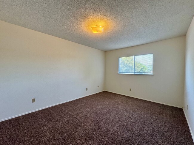 Building Photo - Townhome