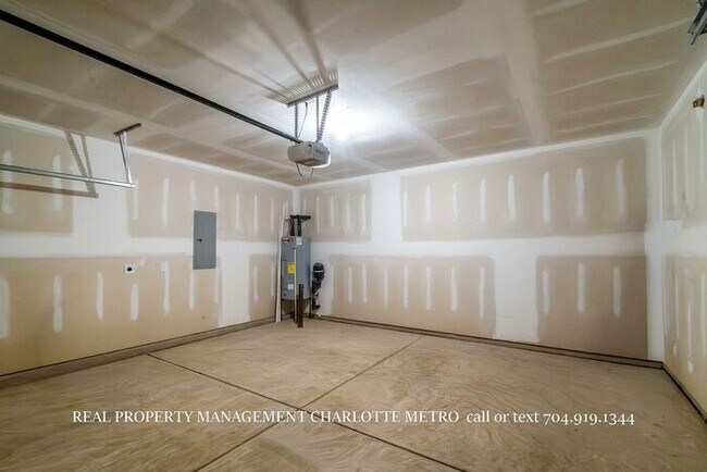 Building Photo - Stunning 4-bedroom, 2.5-bathroom home located in the vibrant city of Charlotte, NC.