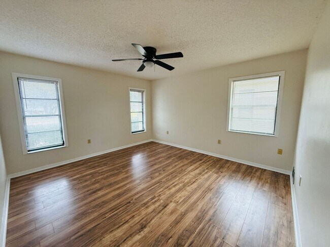 Building Photo - 2 Bedroom 2 bathroom home for Rent in Weeki Wachee FL!