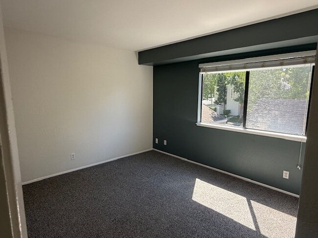 Building Photo - 3-Bedroom Hilltop Village Home w/ Bonus Am...