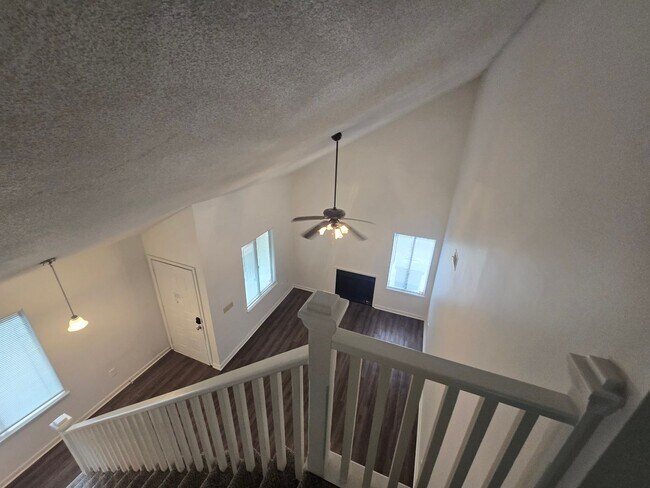 Building Photo - Charming and Spacious Home